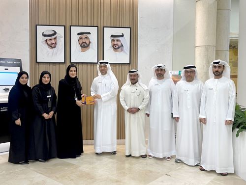 مدير إدارة إسعاد المتعاملين يكرم موظفة لانتقالها إلى إدارة جديدة مدير إدارة إسعاد المتعاملين يكرم موظفة لانتقالها إلى إدارة جديدة