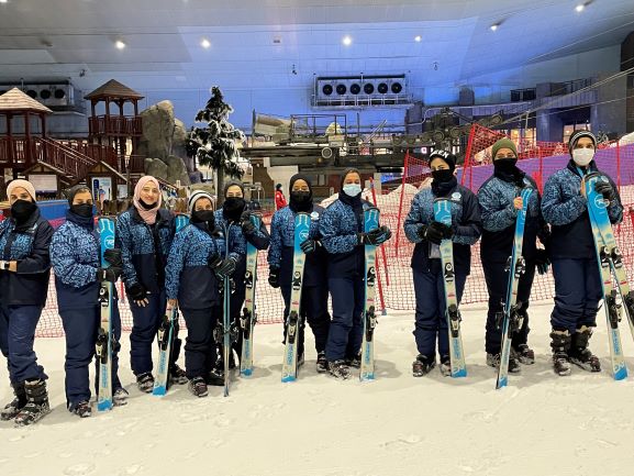 اللجنة الرياضية في محاكم دبي تنظم دورة التزلج على الجليد