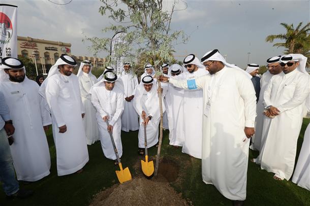وزير التغير المناخي والبيئة ومدير عام محاكم دبي يغرسان شجرة التسامح في أسبوع الابتكار