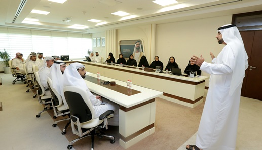 المدير التنفيذي لقطاع إدارة الدعاوى في محاكم دبي يقدم ورشة علمية للموظفين بعنوان " القيادة بالسعادة"