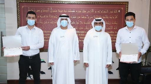 رئيس قسم الخزينة يكرم موظفين من بنك الامارات دبي الوطني