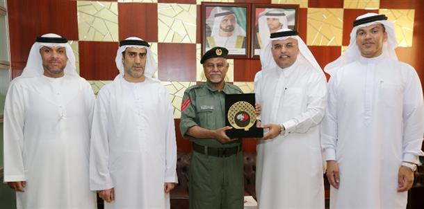 رئيس محكمة الاستئناف يكرم عسكرياً من شرطة دبي لجهوده الملموسة وعمله الدؤوب