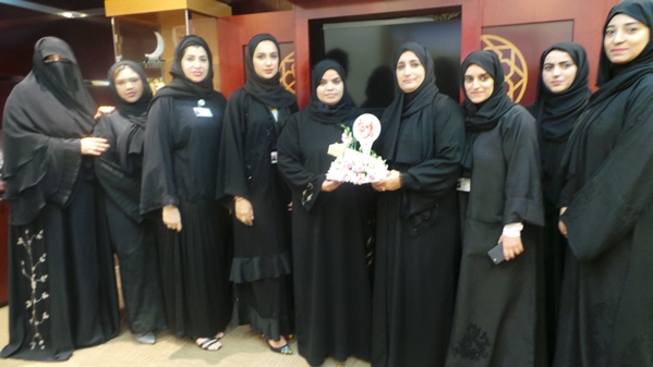 فريق " الجوهرة" النسائي في محاكم دبي يكرم موظفة من أصحاب الهمم الفائزة بجائزة «الجنود المجهولون»