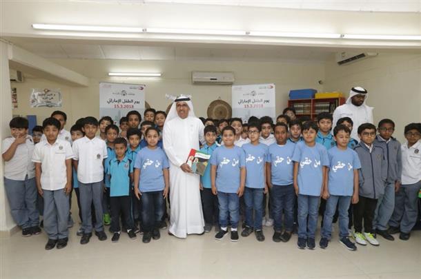 ​مدير عام محاكم دبي يزور مدرسة الأقصى ومدرسة سارة في "يوم الطفل الإماراتي"